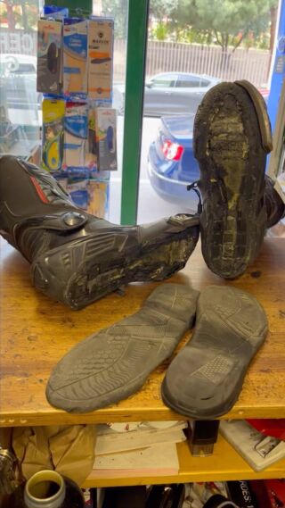 Resolado en #botasdemoto 
Con suelas @vibram #motorbike 
No tires nada, que está todo muy caro 

#resolado #resolar #moto #motociclismo #velocidad #motocross #enduro #viajarenmoto #motoespaña #motomadrid
@id_biker @mxsln_motocrosstrack @mxpusa