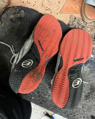 ¿Sabias que se resolaban tus zapatillas de pádel?
Suela de espiga para el mayor agarre en tus partidos. 
Se acabaron las excusas tipo
!!!me he resbalado!!!! 😂
En breves podréis dejar vuestro calzado en las instalaciones de @rioarenapadelclub 

#padel #timpik #playtomic #zapatillapadel #zapatillas #suelaespiga #padelworldtour